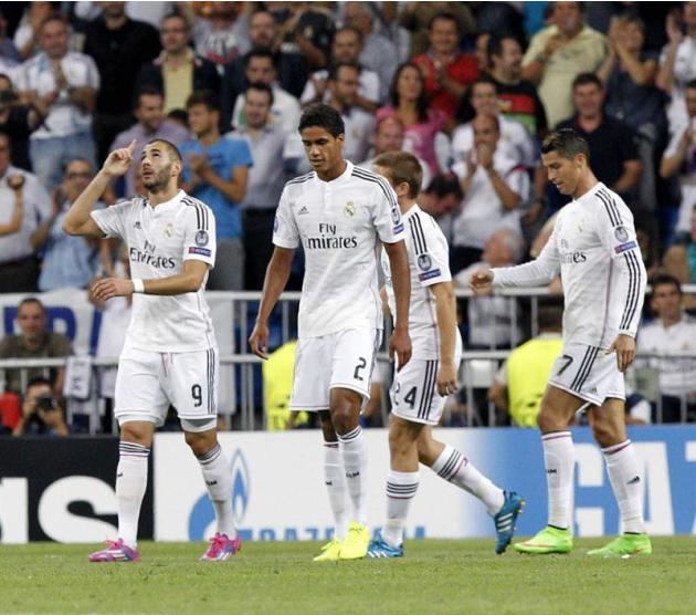 GRA602. MADRID. 16/09/2014.- El delantero francés del Real Madrid Karim Benzemá (i) celebra su gol, quinto del equipo, junto a sus compañeros, durante el partido de la primera jornada de la fase de gr