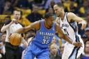 El delantero del Oklahoma City Thunder, Kevin Durant (35), ataca la canasta ante la marca del alero de los Grizzlies de Memphis Tayshaun Prince (21), en el juego 6 de la serie de primera ronda de Playoffs entre ambos equipos. (AP Photo/Mark Humphrey)