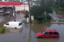 Unos vehículos cubiertos de agua tras una inundación en Houston, EEUU