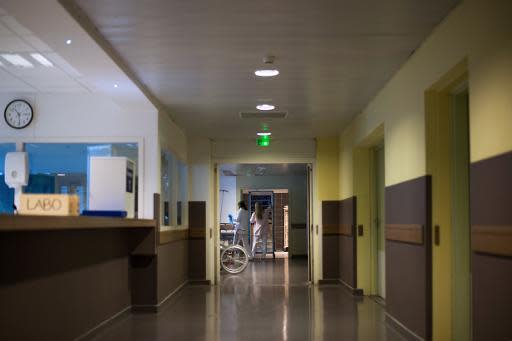 Un membre du personnel de santé au service des urgences de l'Hôpital Nord de Marseille le 30 décembre 2014