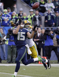 Jermaine Kearse de los Seahawks de Seattle atrapa el paso de touchdown para definir la victoria en tiempo extra contra los Packers de Green Bay en la final de la conferencia de la NFL, el domingo 18 de enero de 2015. (AP Foto/David J. Phillip)