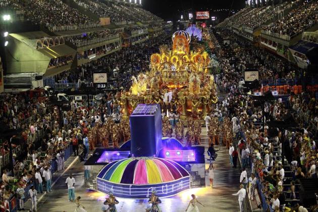 GRA006. RIO DE JANEIRO, 16/02/2015.- La escuela de samba VILA ISABEL realiza su desfile en el primer día de los famosos desfiles de las escuelas de samba del Grupo Especial de Río de Janeiro, el princ