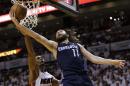 Fotografía de archivo del 20 de abril de 2014 muestra a Josh McRoberts (11), de los Bobcats de Charlotte, intentando un enceste frente a Chris Bosh (1), del Heat de Miami, en la segunda parte del primer juego de su serie de postemporada de la NBA, en Miami. (Foto AP/Lynne Sladky, archivo)