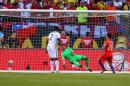 El mediocampista Charles Aránguiz anota el primer gol de Chile frente a Colombia, en las semifinales de la Copa América, en el estadio Soldier Field, Estados Unidos