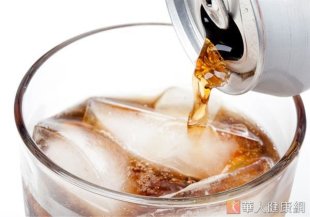 不論是看吃炸雞、燒烤、運動完畢，來一杯冰涼的碳酸飲料再過癮不過！但碳酸飲料飲用過度，不僅容易影響鈣質吸收，更可能增加骨折風險。