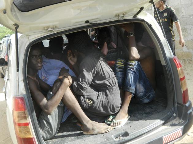 Estudiantes del colegio universitario de Garissa se refugian en un auto del ataque de hombres armados a las instalaciones del centro, en Garissa, Kenia, el 2 de abril de 2015. (Foto AP)