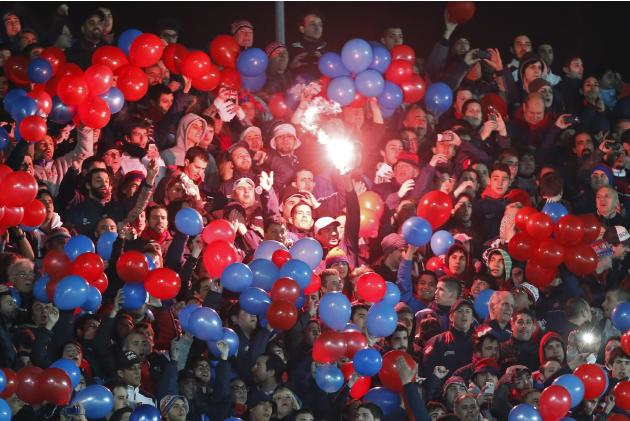 Los fans de la Argentina San Lorenzo animan antes de que su equipo juega de Paraguay Nacional en la Copa Libertadores de vuelta partido de fútbol final en Buenos Aires