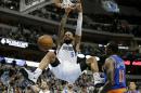 Tyson Chandler, pívot de los Mavericks de Dallas, realiza una clavada frente al haitiano Samuel Dalembert, de los Knicks de Nueva York, el miércoles 26 de noviembre de 2014 (AP Foto/Tony Gutiérrez)