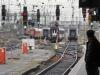 Un sujeto espera en el andén de la principal estación de trenes, luego de que los operadores de trenes alemanes iniciaron una huelga por tiempo ilimitado en Frankfurt, Alemania, el miércoles 20 de mayo de 2015. (Foto AP/Michael Probst)