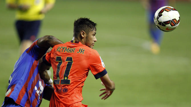 Barcelona&#39;s Neymar, right, from Brazil, vies for the ball between Levante&#39;s Simao, from Mozambique, Spanish La Liga soccer match at the Ciutat de Valencia stadium in Valencia, Spain, on Sunday, Sept. 21, 2014.(AP Photo/Alberto Saiz)