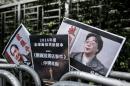 Unos carteles con los retratos de los libreros Lee Bo (i) y Gui Minhai dejados fuera de la oficina de enlace de China en Hong Kong el 19 de enero de 2016