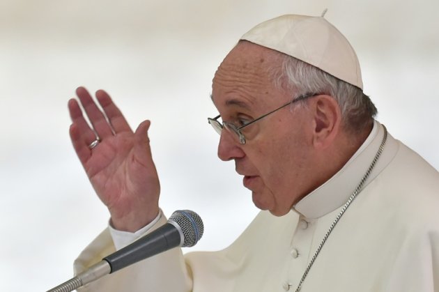 O papa Francisco discursa no salão Paulo VI do Vaticano