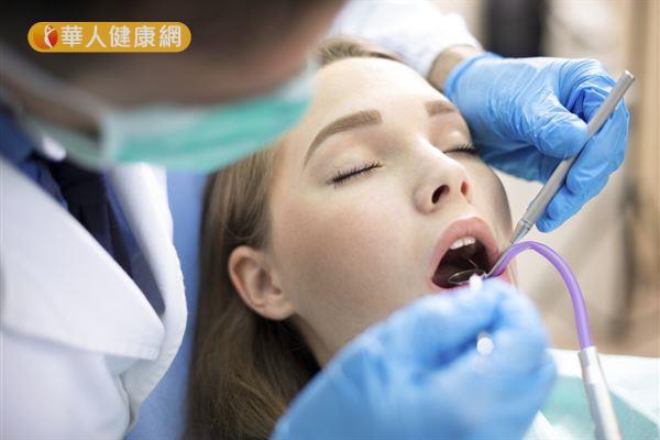 王惠禎牙醫師表示，植牙、拔牙、根管治療等需要長時間開口的牙科治療，容易誘發顳顎關節障礙造成急性發炎。