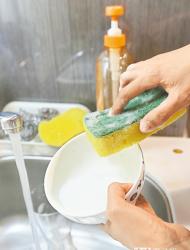 　危機四伏　　洗碗精經檢測過半有問題，家庭主婦使用傷手又傷身。（陳君瑋攝）