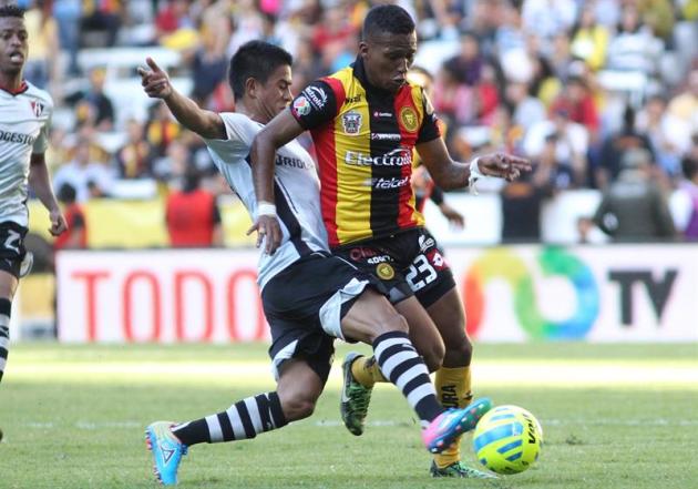 MEX47. GUADALAJARA (MÉXICO), 08/02/2015.- El jugador de Leones Negros Fernando Guerrero (d) disputa el balón con Juan Medina (i), de Atlas, hoy, domingo 8 de febrero de 2015, en un partido de la jorna