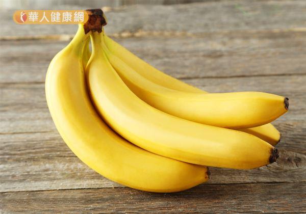 在中醫角度來說，香蕉味甘性寒，具有清熱、潤腸、解毒的特性，適度食用有助緩解便祕、痔瘡等不適。可對於下列3大族群來說，食用過量反而弊大於利。