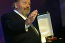 El comediante italiano, Bud Spencer, recibe el premio a la trayectoria durante el Festival Internacional de Cine del Cairo el 20 de noviembre de 2004