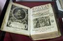 Un libro prohibido por la Inquisición es expuesto durante una muestra en La Biblioteca Nacional de México el 19 de agosto de 2015