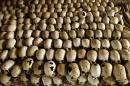 Une photo prise le 27 février 2004, montrant les crânes de victimes d'un massacre de l'église de Ntarama, au mémorial de ...<br /><br />Source : <a href=