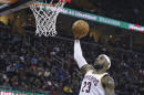 LeBron James, de los Cavaliers de Cleveland, salta para encestar frente al Magic de Orlando en el encuentro del lunes 24 de noviembre de 2014 (AP Foto/Tony Dejak)