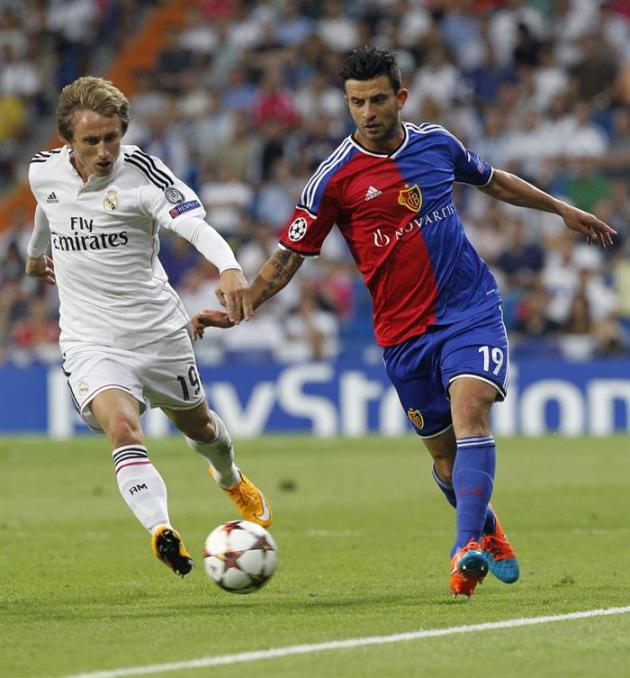 GRA590. MADRID. 16/09/2014.- El centrocampista croata del Real Madrid Luka Modric (i) y el centrocampista del Basilea Behrang Safari, durante el partido de la primera jornada de la fase de grupos de l