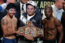 La leyenda panameña del boxeo, Roberto Durán (C), posa junto a los boxeadores Manny Pacquiao (I) y Timothy Bradley Jr., el 8 de abril de 2016 en Las Vegas