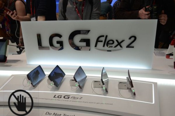 MWC現場直擊LG G Flex 2 體積變小魅力不減