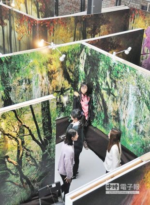 新竹縣竹東動漫園區即日起至5月1日，推出「魔法森林─奇幻迷宮」體驗式展覽（見右圖，陳育賢攝），迷宮展不僅有闖關的樂趣，體驗者還可在遊戲中觀賞由原創者「變種水母」的精心作品，讓大夥一起進入畫中意象與故事，在魔法森林裡探測自己的智慧與想像力。