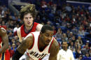 LaMarcus Aldridge, alero de los Trail Blazers de Portland, atrapa un rebote en el partido del sábado 20 de diciembre de 2014, frente a los Pelicans de Nueva Orleáns (AP Foto/Butch Dill)