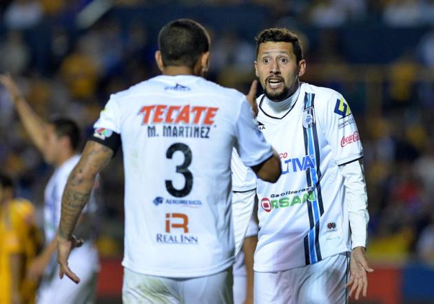 MEX37. MONTERREY (MÉXICO), 01/11/2014.- Yasser Corona (d) de Querétaro reclama una jugada ante Tigres hoy, sábado 1 de noviembre de 2014, durante el partido correspondiente a la jornada 15 del Torneo 