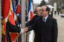 François Hollande et le ministre de la Défense Jean-Yves Le Drian lors des commémorations du cessez-le-feu du 19 mars 1962 en Algérie, le 19 mars 2016 à Par...<br /><br />Source : <a href=