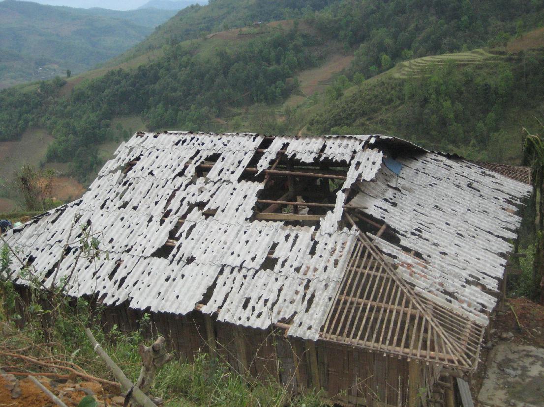 Nhà dân ở xóm Nà Mìa, xã Cốc Pàng (Bảo Lạc) bị thiệt hại do mưa đá. Ảnh: Báo Cao Bằng