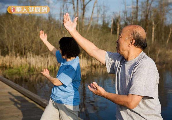 每週規律地從事2次以上的運動，對失智症與阿茲海默症都有保護作用，其相對風險下降近6成。