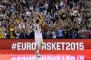 El alemán Dirk Nowitzki aplaude al público tras el final del partido por el Grupo B del EuroBasket entre Alemania y España en Berlín el 10 de setiembre de 2015