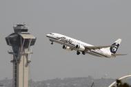 Avião da Alaska Airlines em 22 de abril de 2013 durante decolagem no aeroporto de Los Angeles