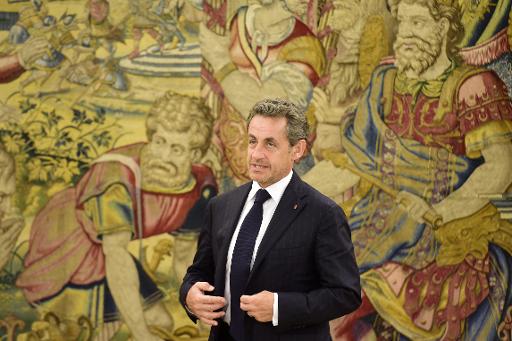 Nicolas Sarkozy pose pour les photographes au palais royal Zarzuela à Madrid, le 27 mai 2014