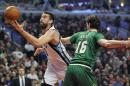 Marc Gasol (33) de los Grizzlies de Memphis dispara ante su hermano Pau Gasol de los Bulls de Chicago, el lunes 9 de marzo de 2015. (AP Foto/Paul Beaty)