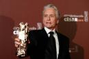 Michael Douglas posa con su premio Cesar a toda una vida concedido en la 41a edición de los más importantes galardones del cine en Francia, cumplida en el Theatre du Chatelet de Paris el 26 de febrero de 2016