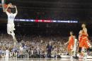 Justin Jackson, alero de North Carolina, realiza una volcada durante la segunda mitad del encuentro del Final Four ante Syracusse, el sábado 2 de abril de 2016 (AP Foto/David J. Phillip)