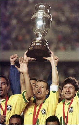 Dunga levanta la Copa en La Paz