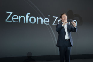 華碩董事長施崇棠6日在CES會上發表3款新品，包括新一代智慧機ZenFone 2與ZenFone Zoom正式亮相。