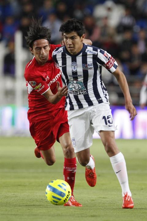 MEX63. PACHUCA (MÉXICO), 07/02/2015.- El jugador del Pachuca, Gabriel Gutiérrez (d), disputa el balón con Lucas Lobos (i), de Toluca, hoy, sábado 7 de febrero de 2015, en un partido de la jornada 5 de