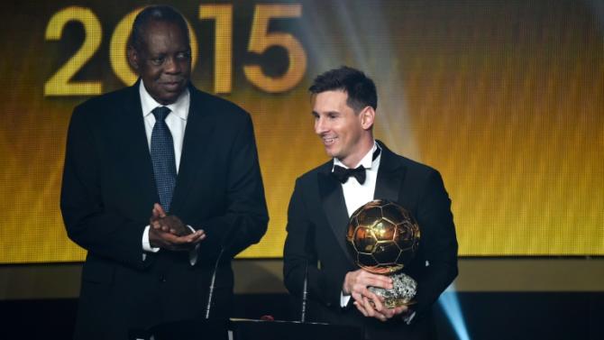 Lionel Messi recebe a Bola de Ouro da Fifa do presidente interino da instituiÃ§Ã£o, Issa Hayatou, em Zurique, no dia 11 de janeiro de 2016