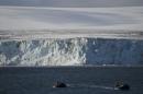 Varios guías esperan que un grupo de turistas crucen la península antártica el 6 de marzo de 2016