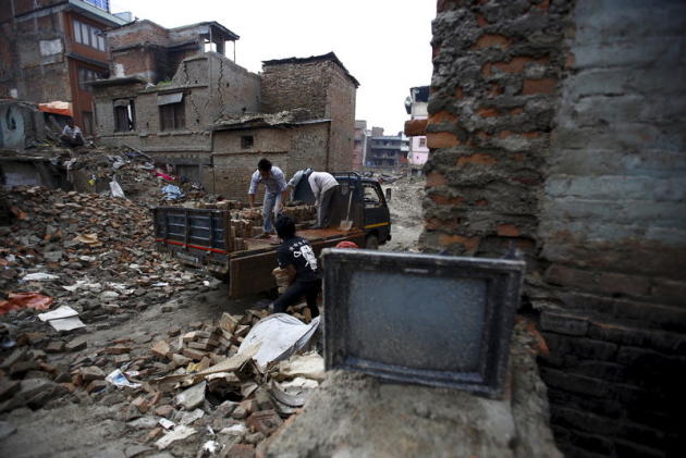 Le Népal va former 50.000 ouvriers aux travaux de reconstruction des zones dévastées par les récents séismes. Le pays a besoin de 6,6 milliards de dollars pour ses chantiers de reconstruction après les séismes d'avril et de mai, qui ont fait près de 9.000 morts, la pire catastrophe naturelle subie par le Népal. /Photo prise le 14 juillet 2015/REUTERS/Navesh Chitrakar