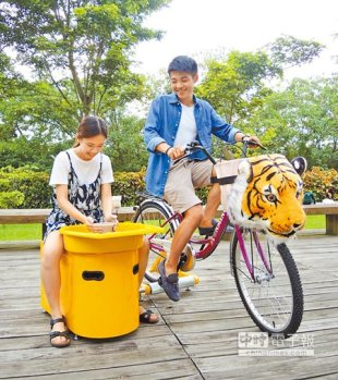 鶯歌陶博館推出「腳踏車拉坯機」，一人出腳、一人出手，情侶一起體驗手拉坯的樂趣。（葉德正攝）