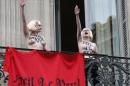 Femen all'attacco di Marine Le Pen, fanno saluto   nazista al comizio della leader di FN