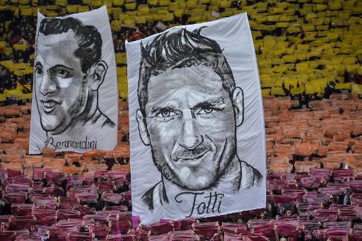 previous Hinchas de la Roma despliegan una bandera gigante con el retrato de los delanteros Francesco Totti - 196e8afd6ba4de7ef6f5b98c1859c553d79ee2b0