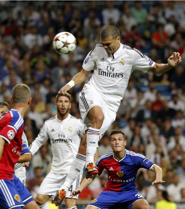 GRA543. MADRID. 16/09/2014.- El defensa del Real Madrid Képler Laveran Lima remata de cabeza ante los jugadores del Basilea, durante el partido de la primera jornada de la fase de grupos de la Liga de