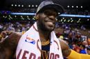 LeBron James, de los Cleveland Cavaliers, celebra su victoria 113 a 87 frente a los Toronto Raptors que le valió el pase a la final de la NBA, el 27 de mayo de 2016 en el Air Canada Centre de Toronto